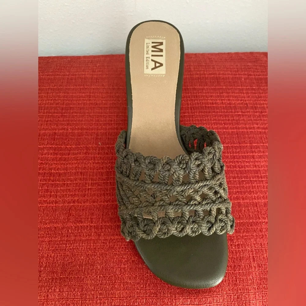 NWT....MIA Women's Limited Edition khaki Espadrille Sandals